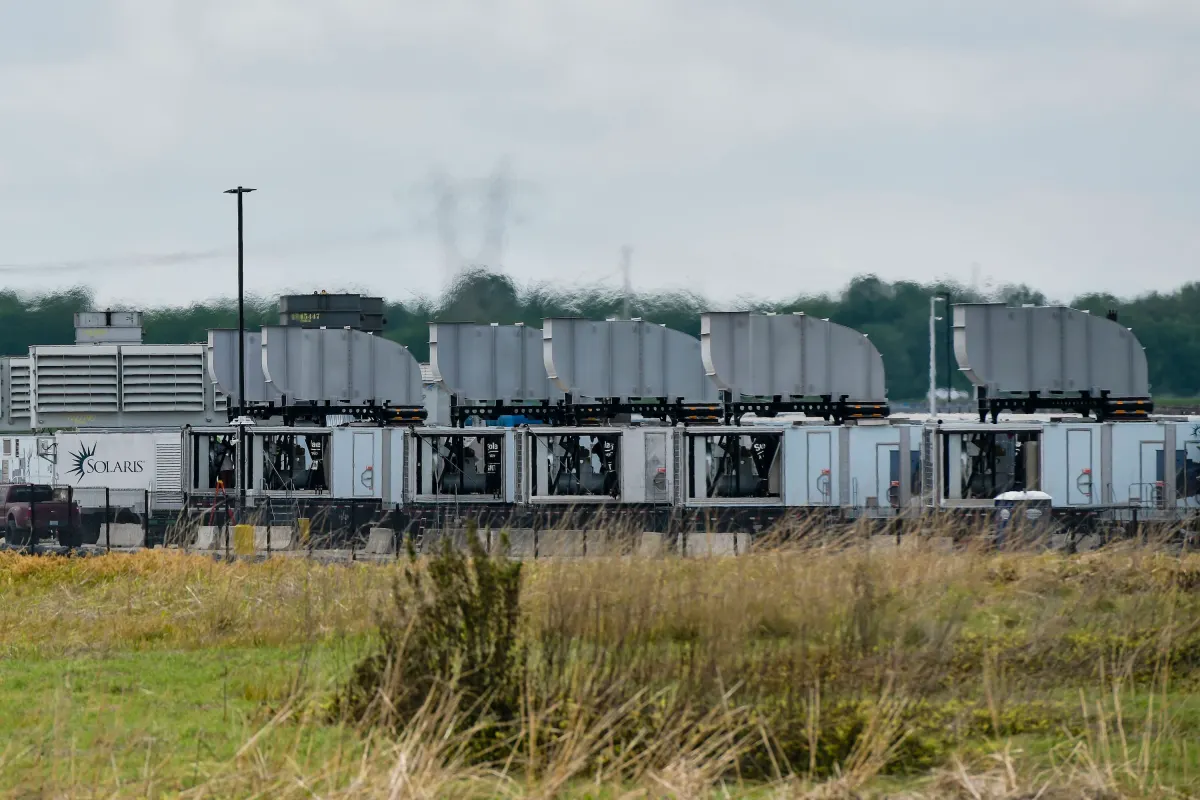 Erin Brockovich Soroti Kerahasiaan Data Center yang Mengganggu